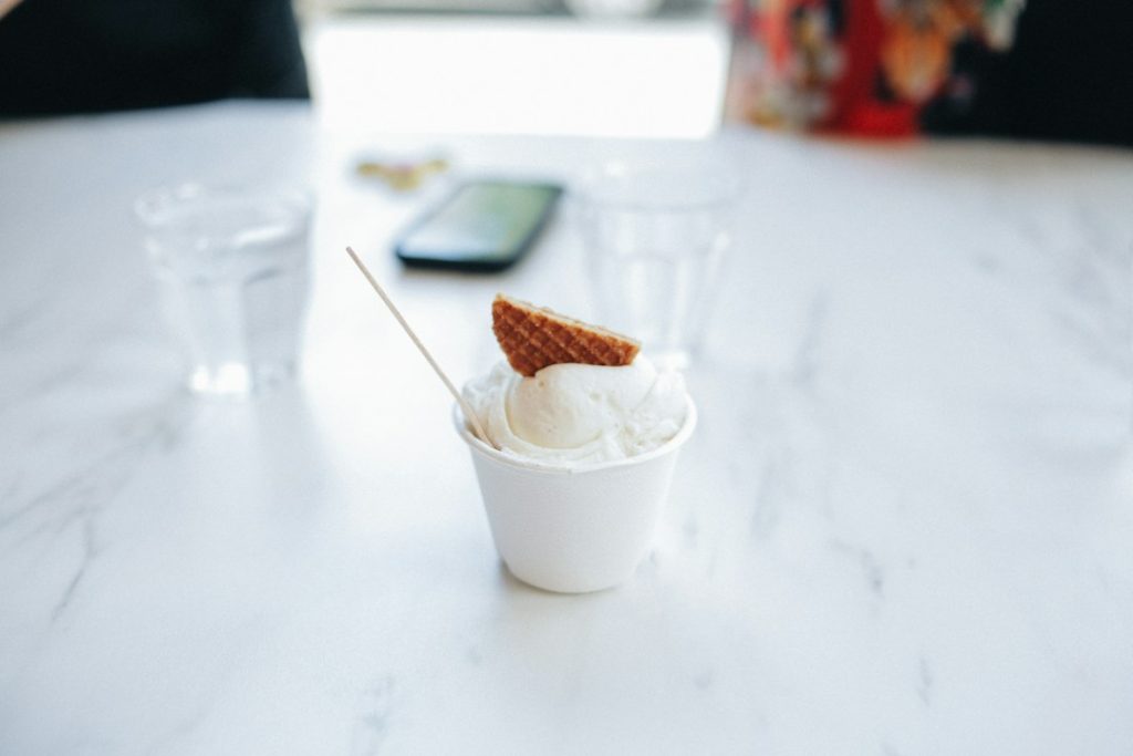Espresso panas dituangkan ke atas es krim vanila untuk membuat affogato