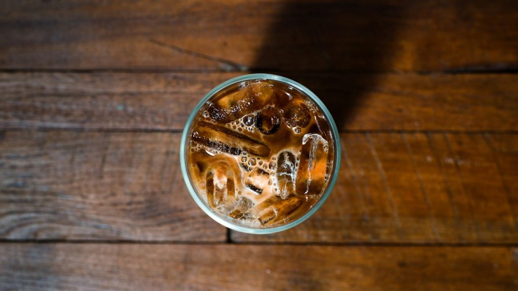Segelas kopi dingin untuk inspirasi membuat cold brew di rumah