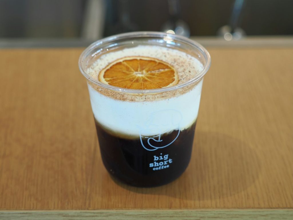 Minuman kopi espresso tonic dingin dengan es batu dan irisan jeruk