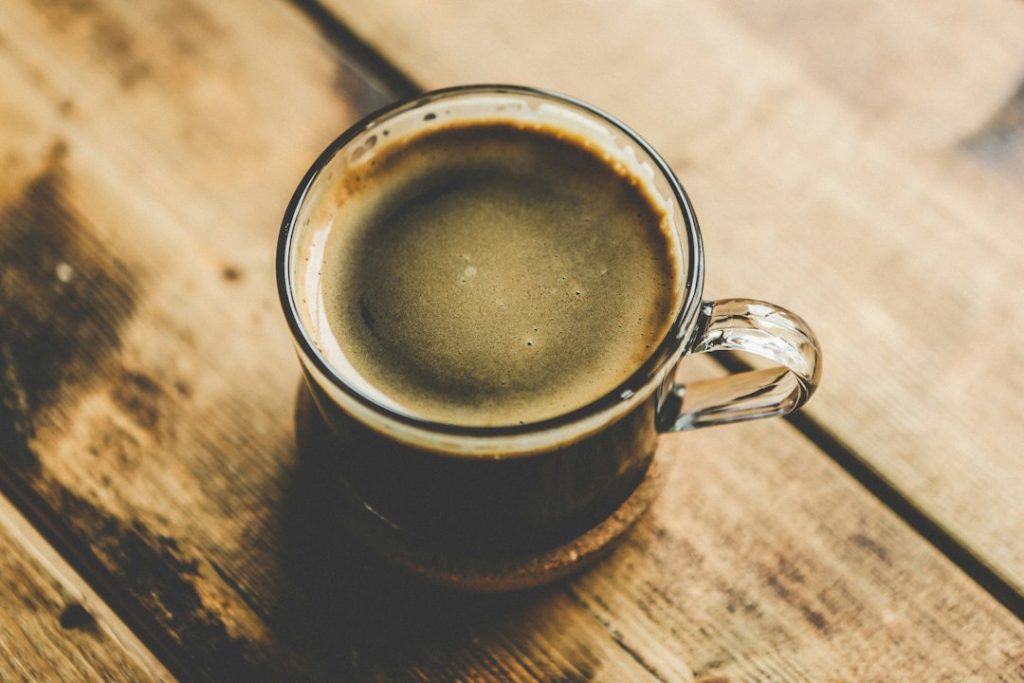 Secangkir kopi hitam untuk panduan membuat kopi tubruk