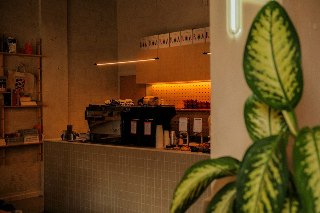 Area counter cafe dengan mesin espresso untuk artikel menyusun menu cafe